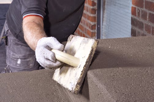 Pudslag på lodrette flader (stødtrin): Kanterne på en betontrappe er meget udsatte for stød og slag, så det betaler sig at runde dem med et pudsebræt. Pudslag på lodrette flader (stødtrin): Kanterne på en betontrappe er meget udsatte for stød og slag, så det betaler sig at runde dem med et pudsebræt.